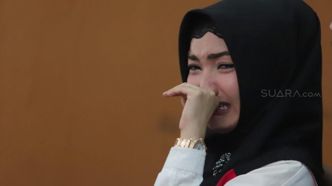 Lebaran Pertama Tanpa Ibunda, Roro Fitria Menangis di Penjara Lebaran Pertama Tanpa Ibunda, Roro Fitria Menangis di Penjara
