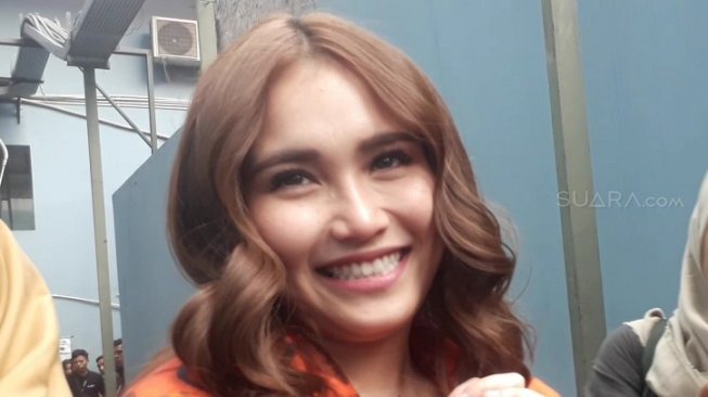 5 Potret Ayu Ting Ting saat Liburan dengan Keluarga, Seksi Abis! 5 Potret Ayu Ting Ting saat Liburan dengan Keluarga, Seksi Abis!