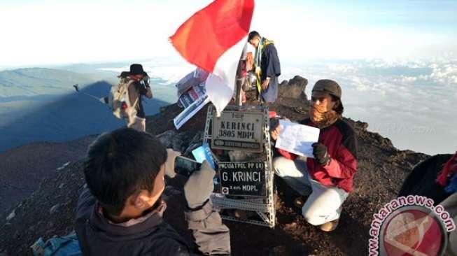Luar Biasa, Seribu Lebih Pendaki Rayakan HUT RI di Puncak Kerinci Luar Biasa, Seribu Lebih Pendaki Rayakan HUT RI di Puncak Kerinci