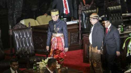 Siapa yang  Punya Ide di Balik Tukar Baju  Adat  Jokowi  JK 