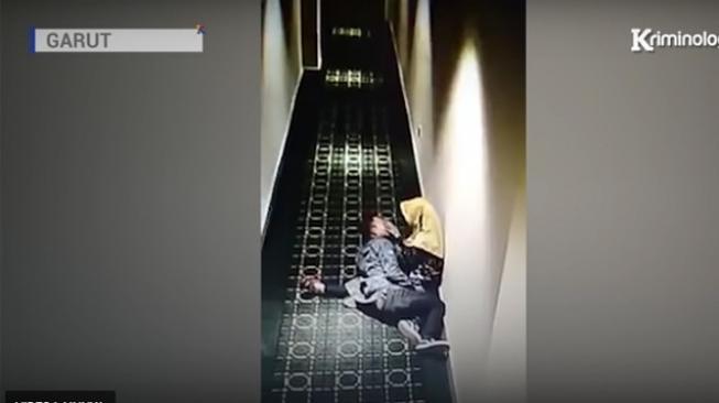 Pasangan Mesum di Bioskop Tertangkap Satpam, Videonya Viral Pasangan Mesum di Bioskop Tertangkap Satpam, Videonya Viral