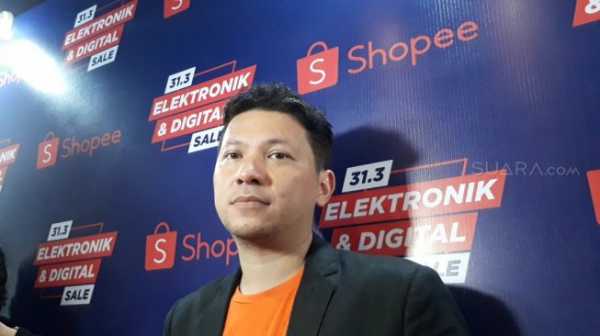 Gading Marten Rangkul Mesra Mantan Vicky Nitinegoro, Jadian? Gading Marten Rangkul Mesra Mantan Vicky Nitinegoro, Jadian?