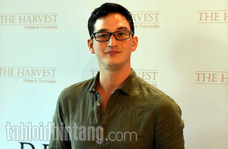 Mike Lewis: Pevita Pearce Akrab Dengan Anakku Mike Lewis: Pevita Pearce Akrab Dengan Anakku