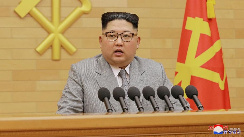 Pencitraan Kim Jong-un dengan Jas Warna Terang Pencitraan Kim Jong-un dengan Jas Warna Terang