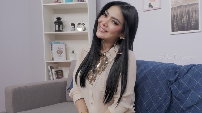 Liburan ke Italia, Syahrini Pakai Baju Berbahan Tipis? Liburan ke Italia, Syahrini Pakai Baju Berbahan Tipis?