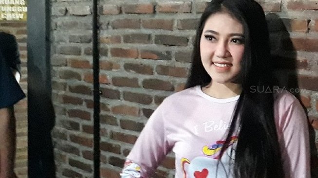 Kenakan Hijab, Via Vallen Nasihati Warganet dengan Kalimat Islami Kenakan Hijab, Via Vallen Nasihati Warganet dengan Kalimat Islami