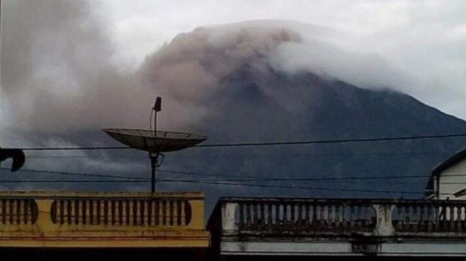 Gunung Kerinci Erupsi, 5 Desa Tertutup Abu Tebal Gunung Kerinci Erupsi, 5 Desa Tertutup Abu Tebal