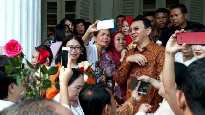 Hari Kartini, Ibu-ibu Bawa Bunga Mawar Tanda Cinta ke Ahok Hari Kartini, Ibu-ibu Bawa Bunga Mawar Tanda Cinta ke Ahok