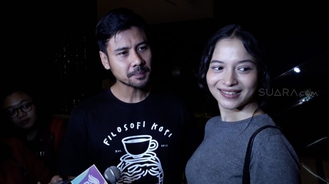 Pacaran Nggak Sampai Setahun, 5 Seleb Ini Berani Langsung Nikah Pacaran Nggak Sampai Setahun, 5 Seleb Ini Berani Langsung Nikah