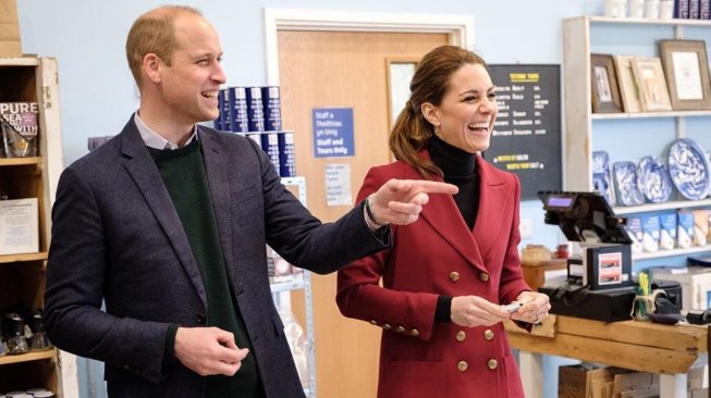 Merakyat, Pangeran William dan Kate Middleton Pergi Naik Pesawat Ekonomi Merakyat, Pangeran William dan Kate Middleton Pergi Naik Pesawat Ekonomi