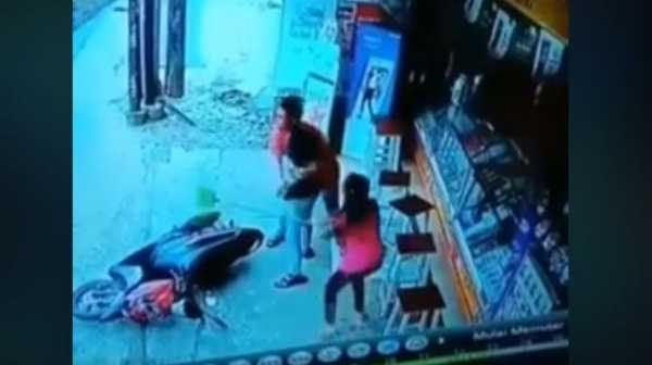 Gebuk Maling Handphone, Aksi perempuan Ini Bikin Salah Fokus Gebuk Maling Handphone, Aksi perempuan Ini Bikin Salah Fokus