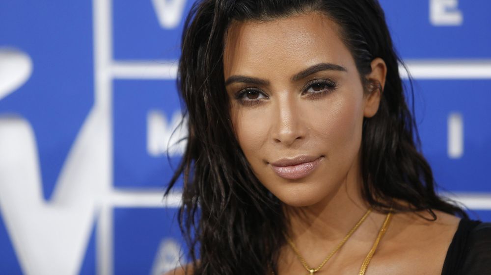 Kim Kardashian Dikecam karena Kulit Gosong