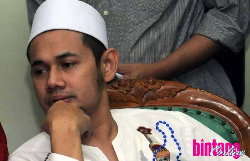 Dua Hari Kecelakaan, Guntur Bumi Masih Berbaring di Atas Tempat Tidur Dua Hari Kecelakaan, Guntur Bumi Masih Berbaring di Atas Tempat Tidur