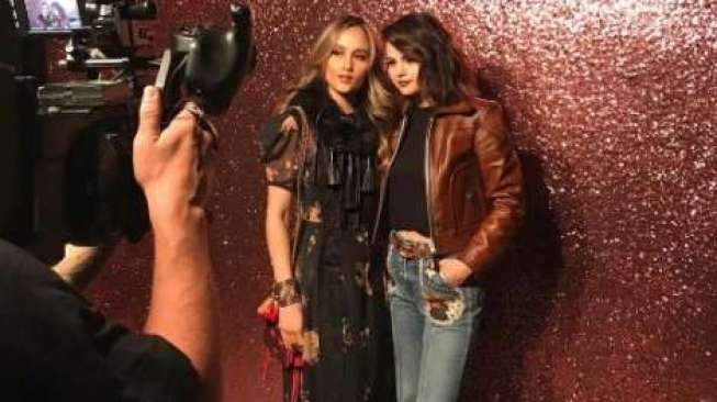 Cinta Laura dan Selena Gomez Ngobrol hingga Pelukan di NY Cinta Laura dan Selena Gomez Ngobrol hingga Pelukan di NY