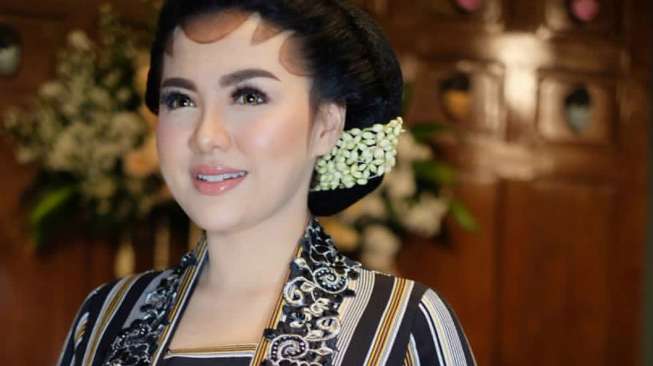 Penampakan Vicky Shu Saat Dirias Paes Pengantin Uzone