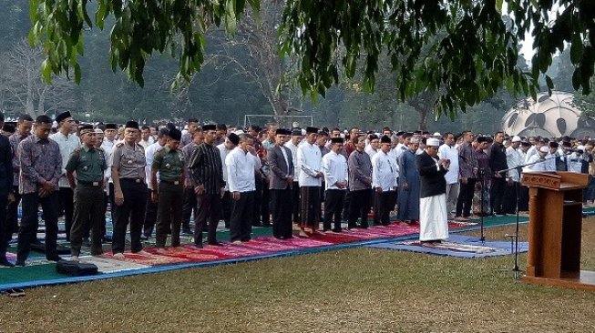 Salat Idul Adha di Kebun Raya Bogor, Presiden Jokowi Serahkan Sapi Kurban Salat Idul Adha di Kebun Raya Bogor, Presiden Jokowi Serahkan Sapi Kurban