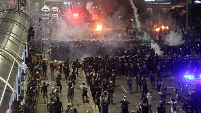 Rusuh Aksi 22 Mei: Ketegasan Jokowi Hingga Pembatasan Akses Media Sosial Rusuh Aksi 22 Mei: Ketegasan Jokowi Hingga Pembatasan Akses Media Sosial