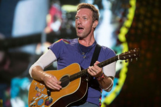 Chris Martin akan Bertunangan dengan Dakota Johnson Chris Martin akan Bertunangan dengan Dakota Johnson