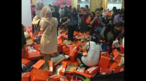 Demi Sepatu Nike Lihat Ricuhnya Diskon Besar besaran di Demi Sepatu Nike Lihat Ricuhnya Diskon Besar besaran di