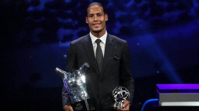 Merendah, Ini Komentar Van Dijk usai Sabet Gelar Pemain Terbaik UEFA Merendah, Ini Komentar Van Dijk usai Sabet Gelar Pemain Terbaik UEFA