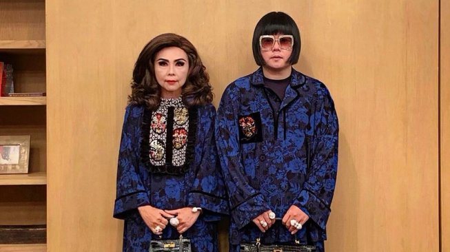 Tajir Melintir, Ibu dan Anak Ini Selalu Kompak Pakai Outfit Mewah Tajir Melintir, Ibu dan Anak Ini Selalu Kompak Pakai Outfit Mewah