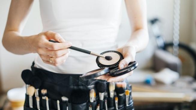 Tutupi Jerawat dengan Makeup? Ini Kesalahan yang Sering Terjadi Tutupi Jerawat dengan Makeup? Ini Kesalahan yang Sering Terjadi