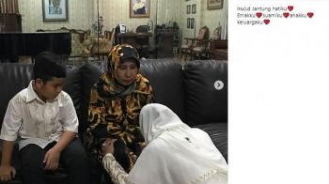 Ini 7 Pesona Ibunda Inul Daratista yang Tampil Sederhana dan Bersahaja Ini 7 Pesona Ibunda Inul Daratista yang Tampil Sederhana dan Bersahaja