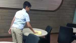 Video Viral Anak Bos Ngepel di Kantor Ayahnya Demi Dapat Uang Nge-game