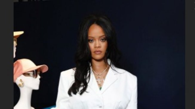 Tampilkan Bekas Luka di Wajah Modelnya, Rihanna Banjir Pujian Tampilkan Bekas Luka di Wajah Modelnya, Rihanna Banjir Pujian
