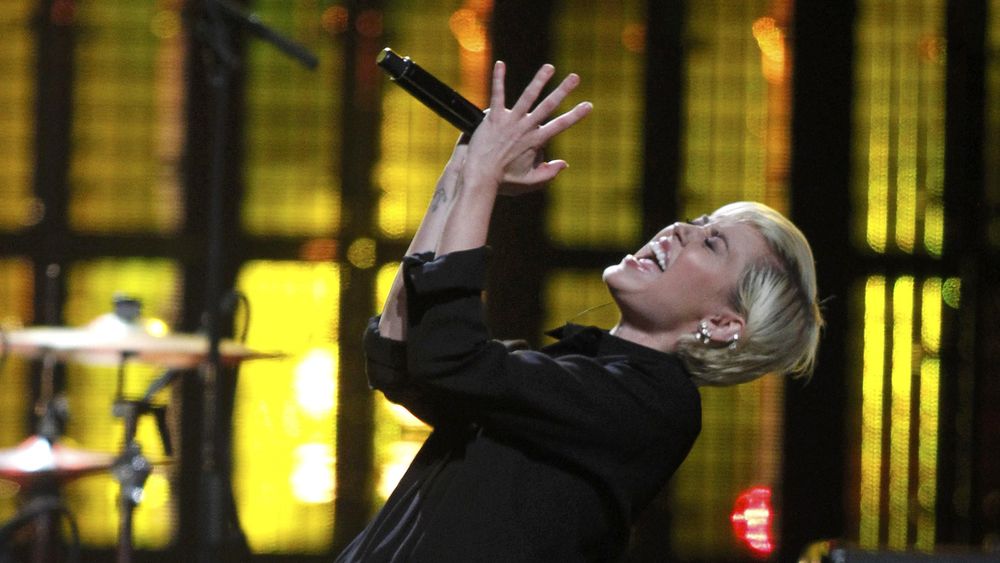 Nyamannya Miley Cyrus dalam She Is Coming Nyamannya Miley Cyrus dalam She Is Coming