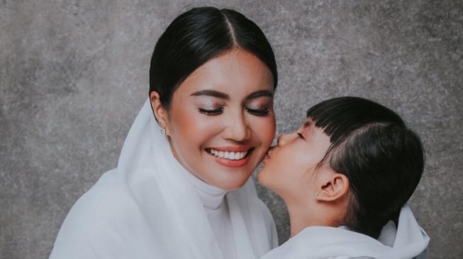 Presiden Jokowi Jenguk Putri Denada, Shakira Melompat Kegirangan Presiden Jokowi Jenguk Putri Denada, Shakira Melompat Kegirangan