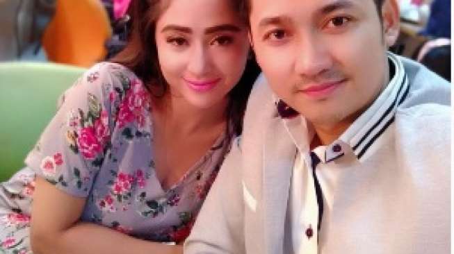 Ultah, Dewi Perssik Malah Diselingkuhi Ultah, Dewi Perssik Malah Diselingkuhi