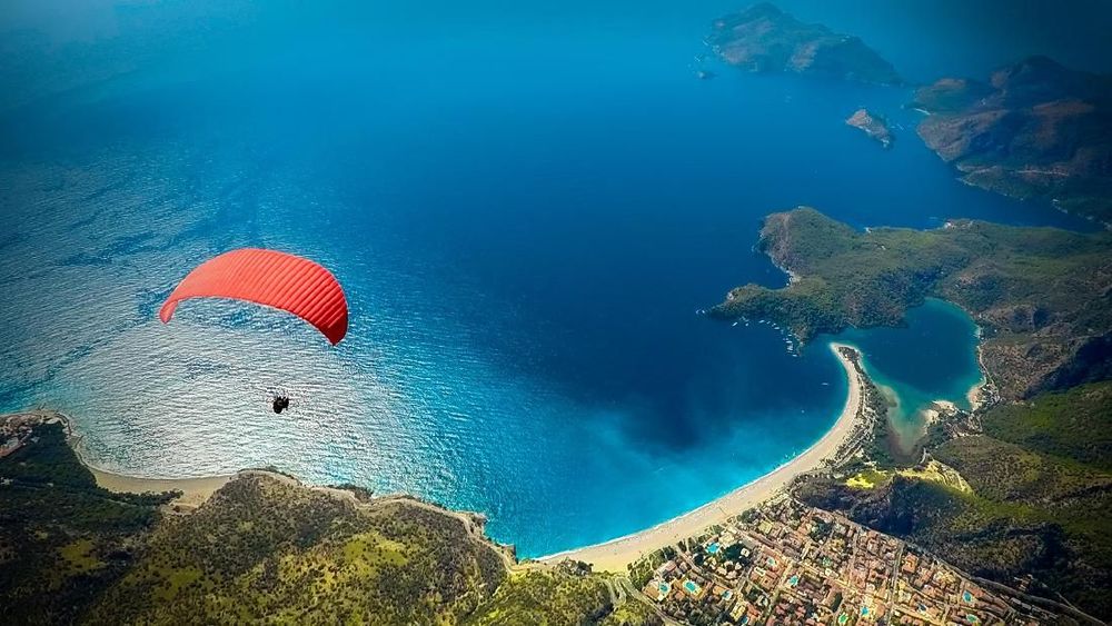 6 Lokasi Paralayang yang Mengagumkan di Dunia 6 Lokasi Paralayang yang Mengagumkan di Dunia