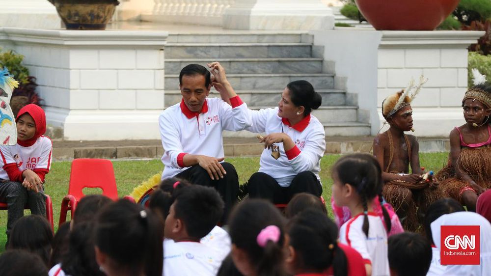 Perhatian Dan Kode Cinta Iriana Kepada Jokowi