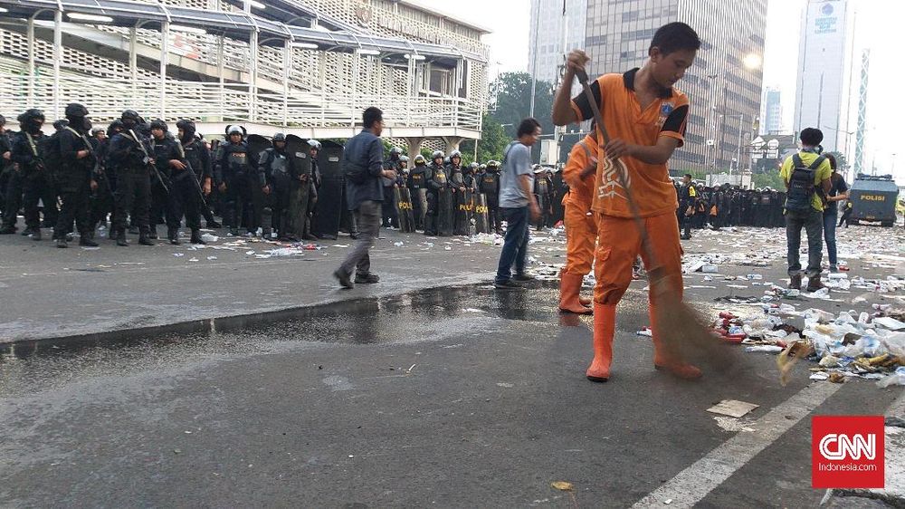 Pasukan Oranye Sapu Serpihan Aksi 22 Mei di Jantung Ibu Kota Pasukan Oranye Sapu Serpihan Aksi 22 Mei di Jantung Ibu Kota