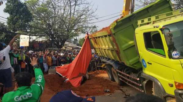 Kecelakaan Tol Cipularang KM 91 Diduga Karena Truk Terguling Kecelakaan Tol Cipularang KM 91 Diduga Karena Truk Terguling