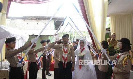 Pasangan Ini Naik Pelaminan dengan Seragam Pramuka - Uzone