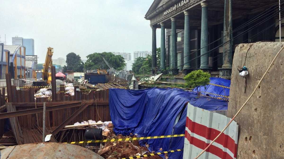 Hujan Deras, Tanah di Depan Menara Saidah Amblas Hujan Deras, Tanah di Depan Menara Saidah Amblas
