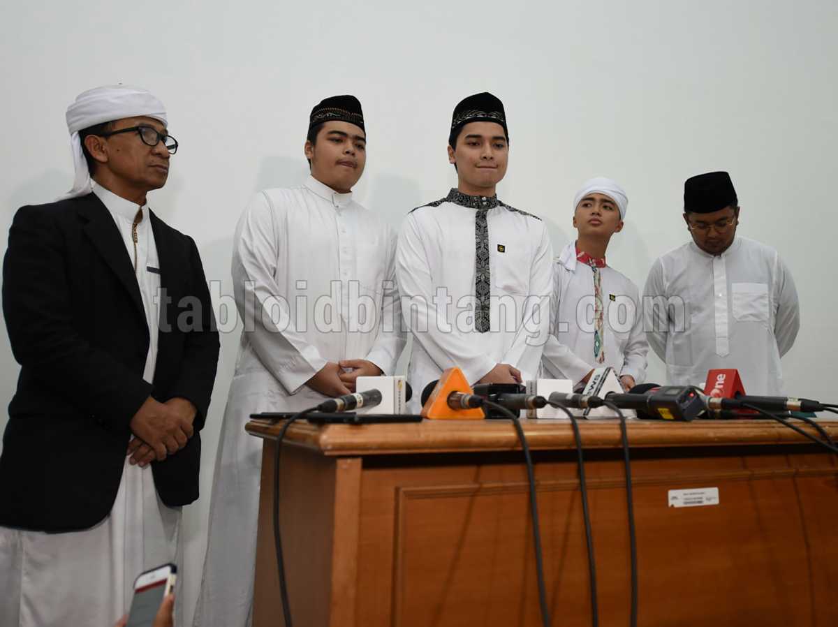 Ribuan Orang Siap Menshalatkan Jenazah Ustadz Arifin Ilham Ribuan Orang Siap Menshalatkan Jenazah Ustadz Arifin Ilham