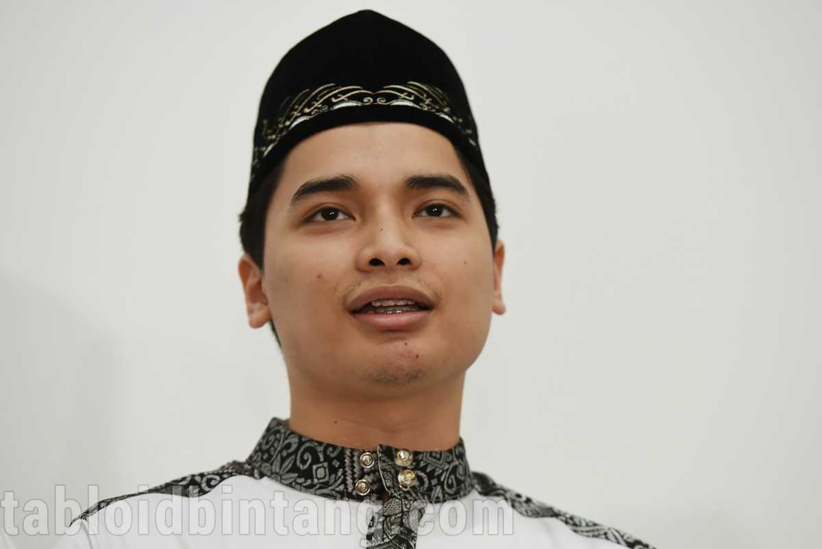 Coba Jubah Ustadz Arifin Ilham, Alvin Faiz Temukan Benda yang Bikin Hatinya Bergetar Coba Jubah Ustadz Arifin Ilham, Alvin Faiz Temukan Benda yang Bikin Hatinya Bergetar