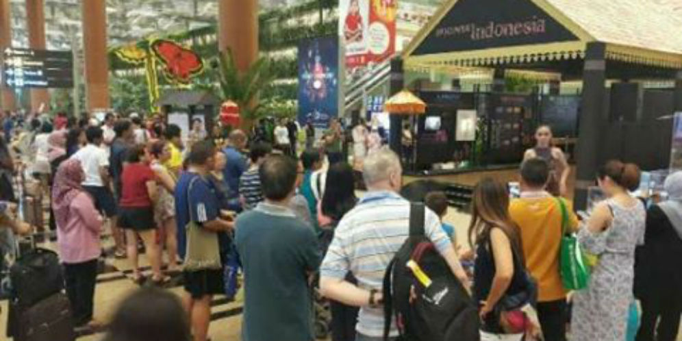 Angklung dan Batik Sihir Penumpang Transit Bandara Changi Angklung dan Batik Sihir Penumpang Transit Bandara Changi