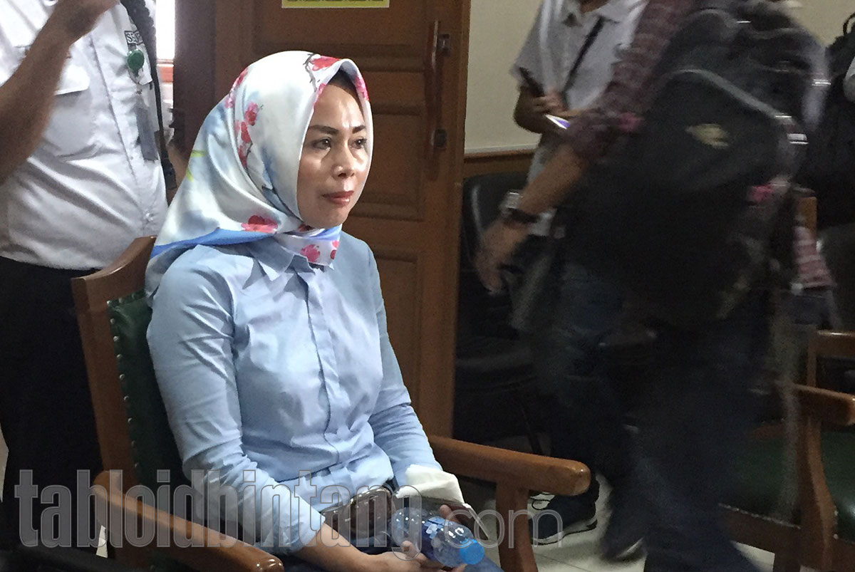 Hadiri Sidang Cerai, Istri Abdee Slank Kucing-kucingan dengan Wartawan Hadiri Sidang Cerai, Istri Abdee Slank Kucing-kucingan dengan Wartawan