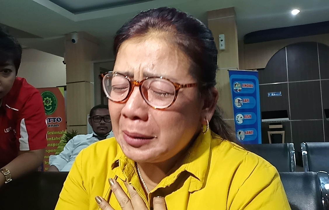 Sakit Hati pada Hilda Vitria, Ibunda Kriss Hatta Menangis Usai Hadiri Sidang Sakit Hati pada Hilda Vitria, Ibunda Kriss Hatta Menangis Usai Hadiri Sidang