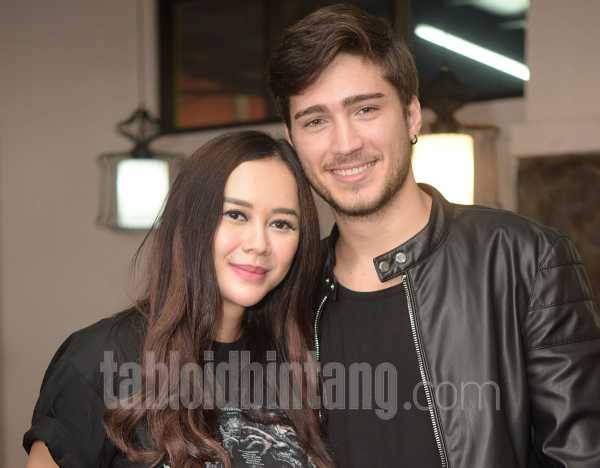 Selamat, Aura Kasih Melahirkan Bayi Perempuan Selamat, Aura Kasih Melahirkan Bayi Perempuan