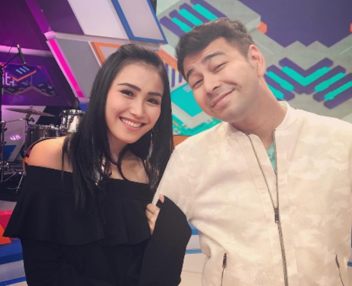 Raffi Ahmad Unggah Foto Berdua Ayu Ting Ting, Netizen: Hargai Perasaan Gigi Raffi Ahmad Unggah Foto Berdua Ayu Ting Ting, Netizen: Hargai Perasaan Gigi