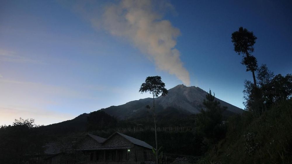Gunung Merapi Embuskan Awan Panas Sejauh 1.200 Meter Gunung Merapi Embuskan Awan Panas Sejauh 1.200 Meter