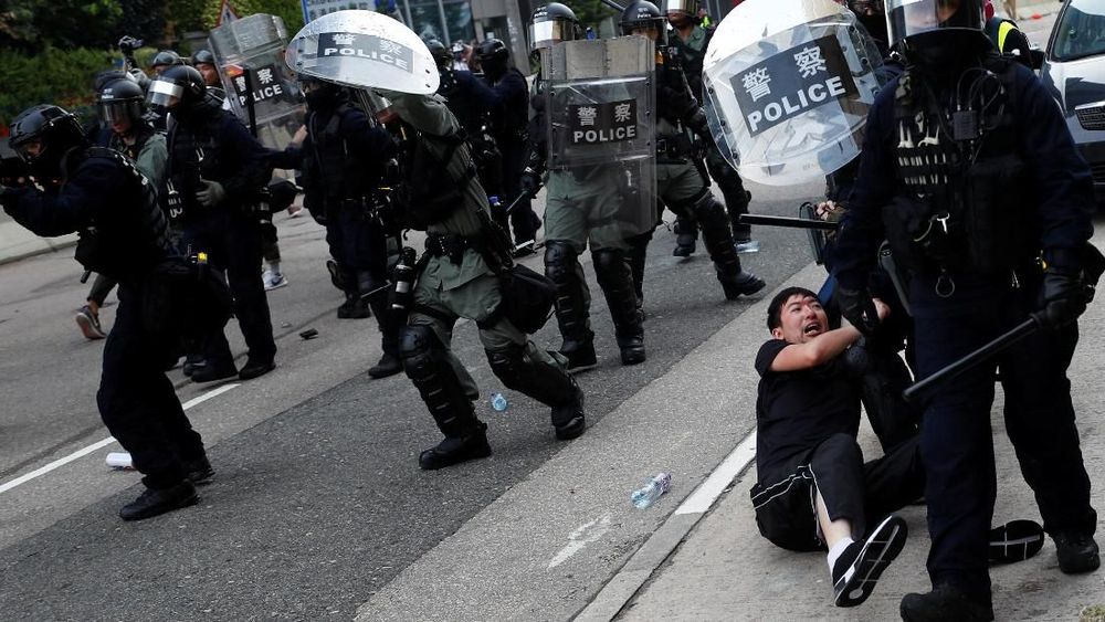 Demonstrasi Hong Kong Ricuh, Polisi Tembakkan Gas Air Mata Demonstrasi Hong Kong Ricuh, Polisi Tembakkan Gas Air Mata