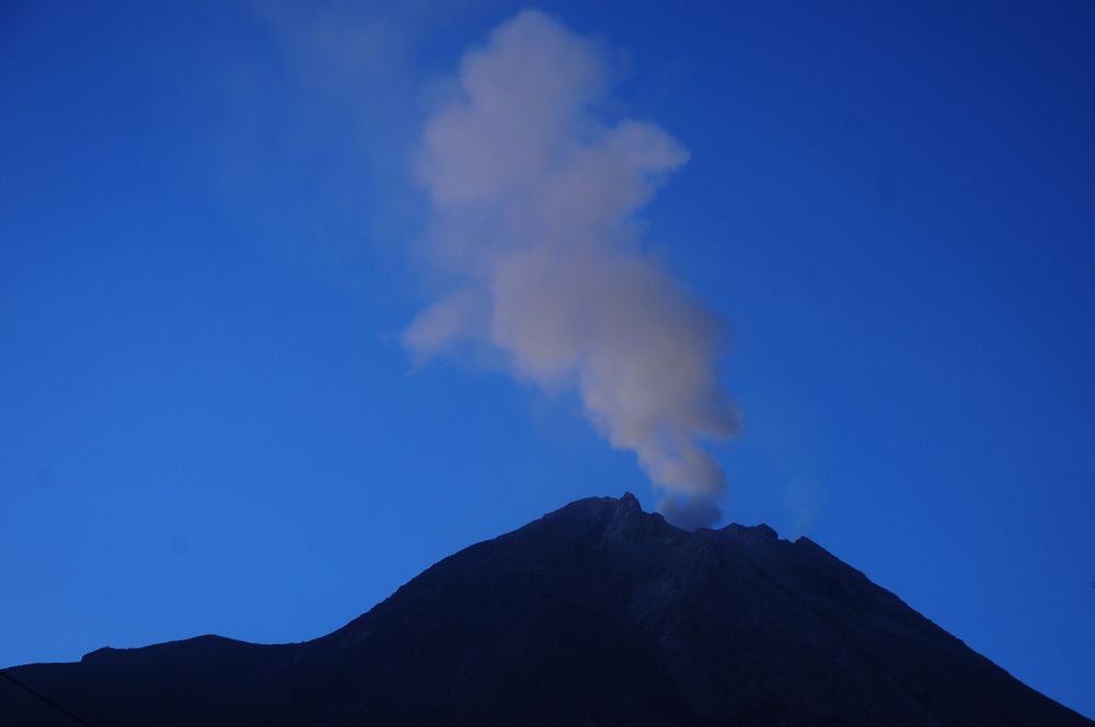Gunung Merapi Letuskan Awan Panas 800 Meter Gunung Merapi Letuskan Awan Panas 800 Meter
