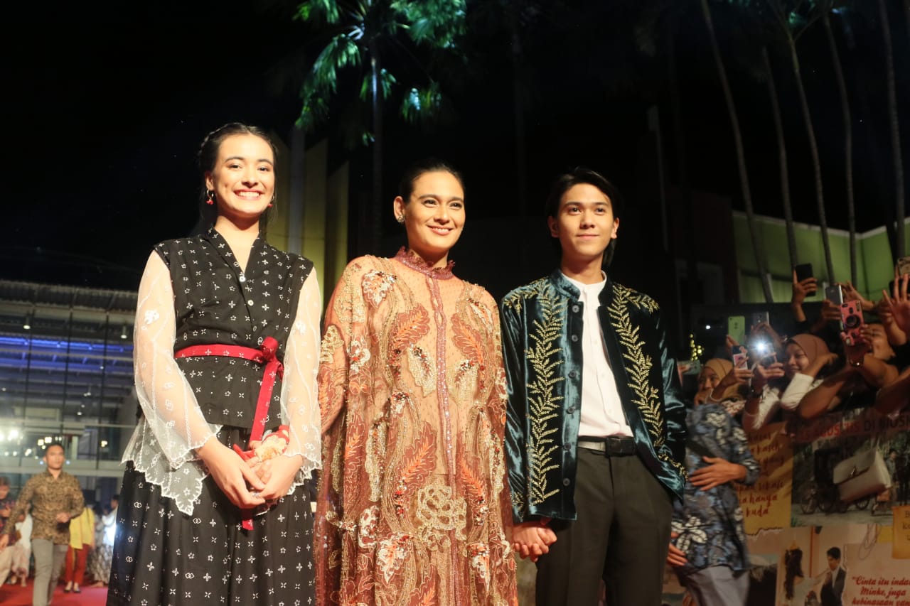 Film Bumi Manusia Dapat Standing Ovation Saat Gala Premier, Mawar de Jongh Terharu Film Bumi Manusia Dapat Standing Ovation Saat Gala Premier, Mawar de Jongh Terharu