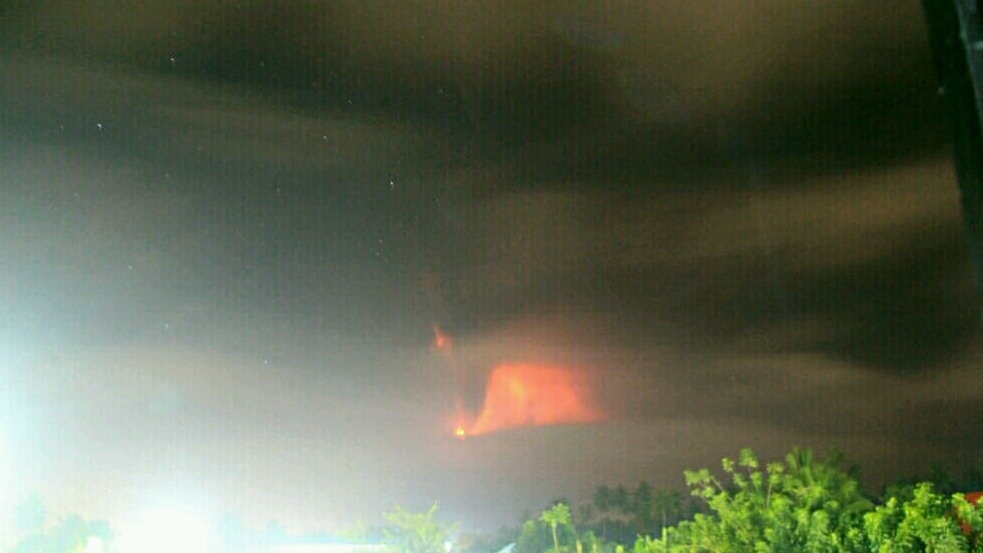 Gunung Soputan Erupsi, Tinggi Abu Vulkanik Capai 4,8 Km Gunung Soputan Erupsi, Tinggi Abu Vulkanik Capai 4,8 Km